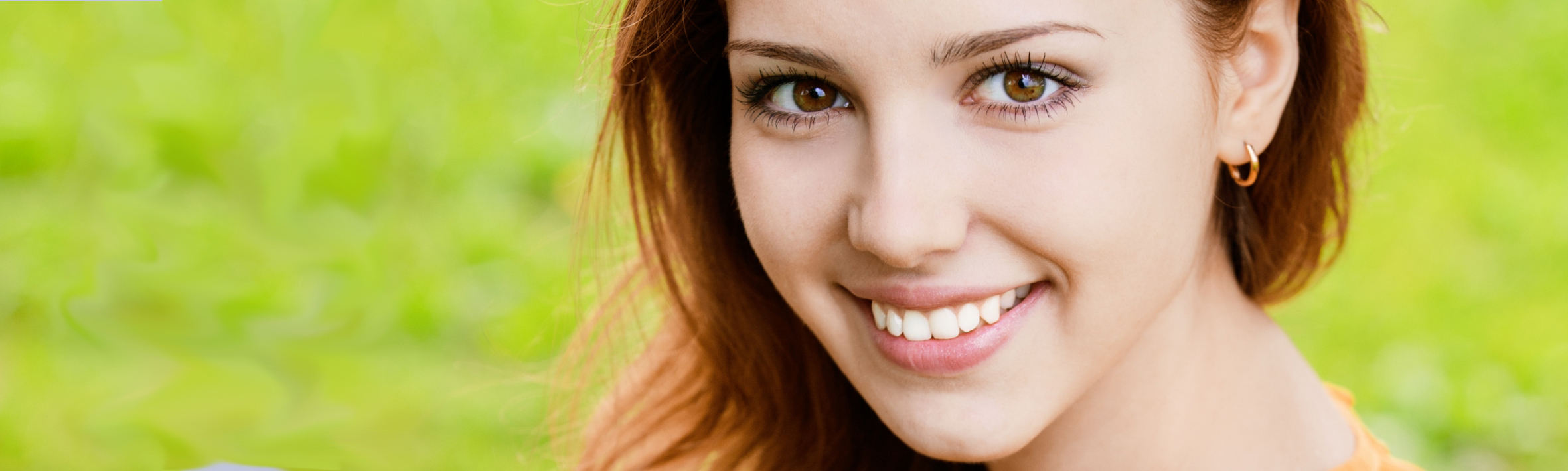 PZR-Patientin lächelt nach einem Besuch in einem Smile Professionals Prophylaxe-Zentrum